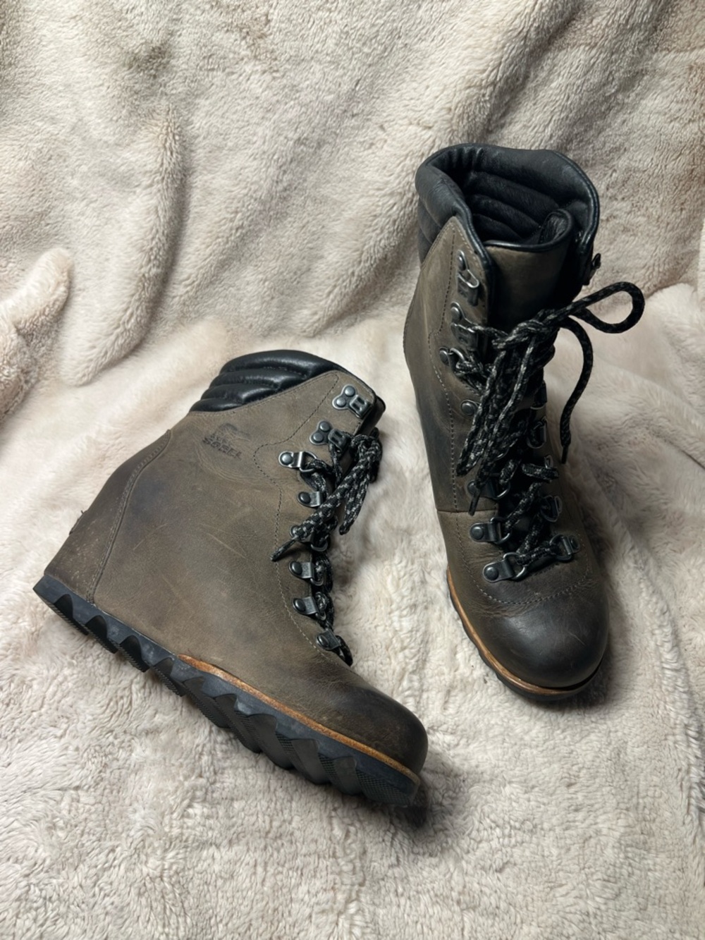 Women's Conquest Wedge boots size 7.5